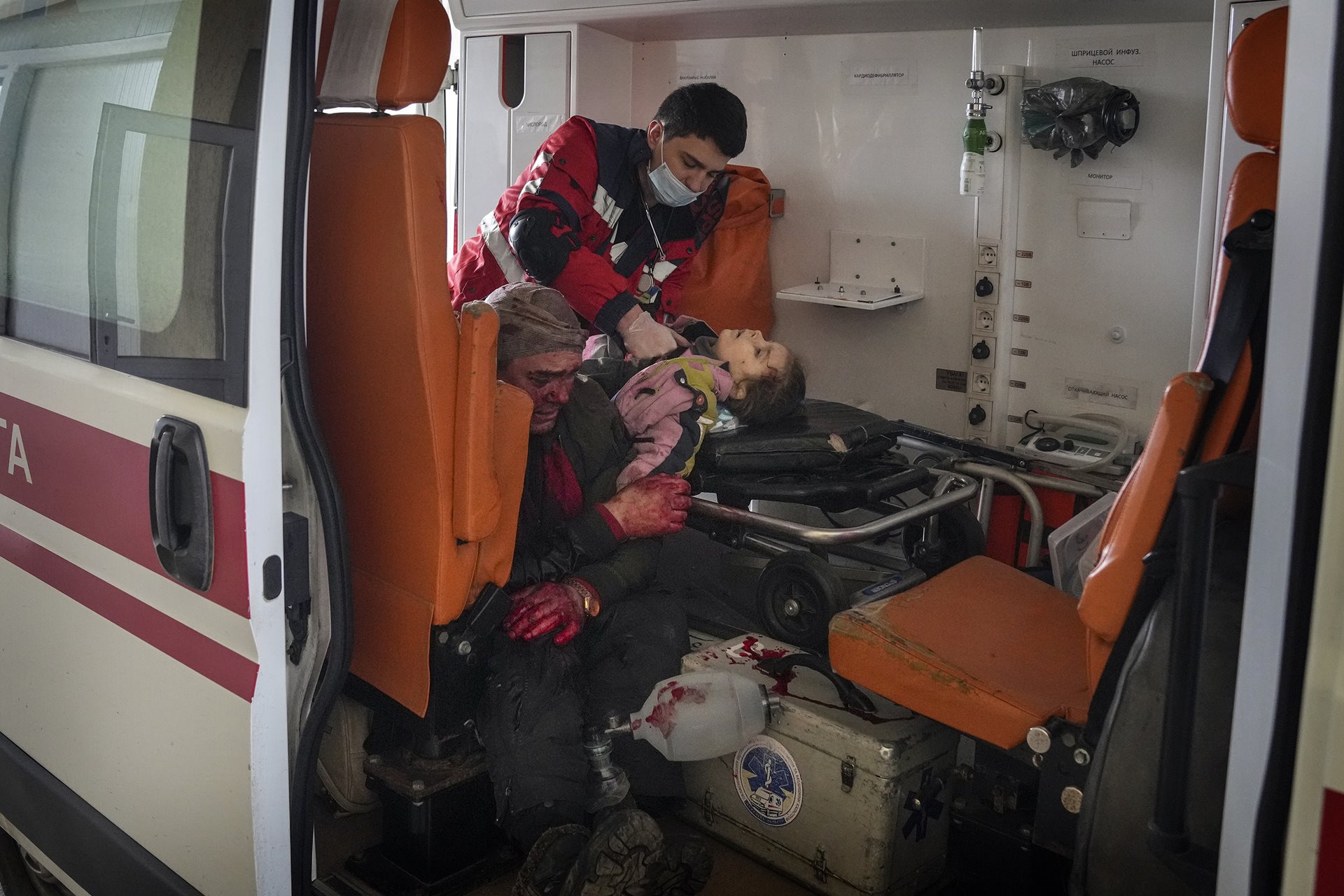 Oleksandr Konovalov, an ambulance paramedic, performs CPR on Evangelina (3), injured during shelling of a residential area in Mariupol, Ukraine, as her father sits alongside. Evangelina did not survive.